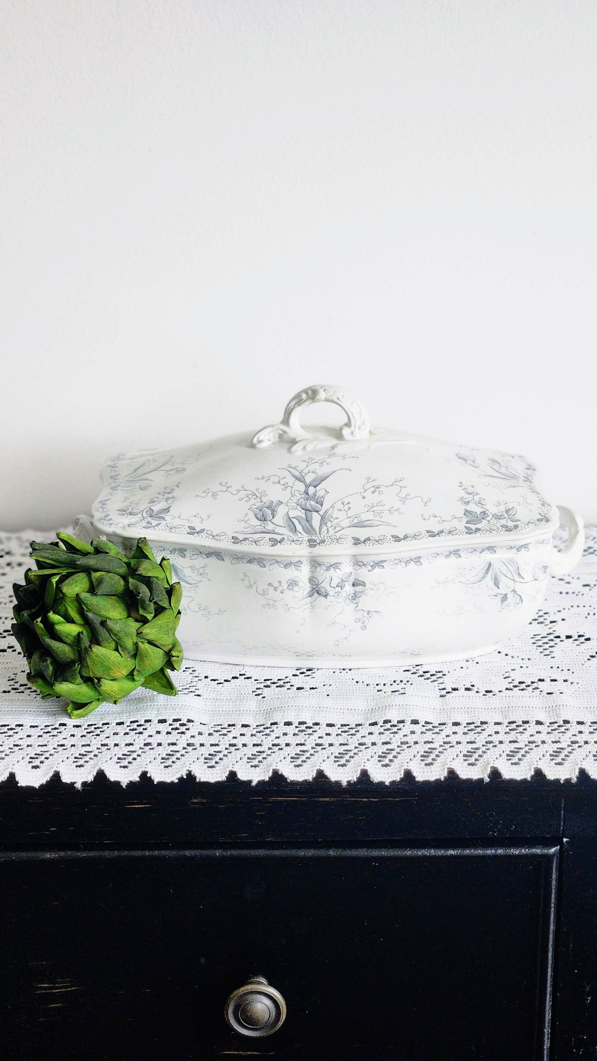 Alfred Meakin Westmeath covered vegetable dish with lid on, full view
