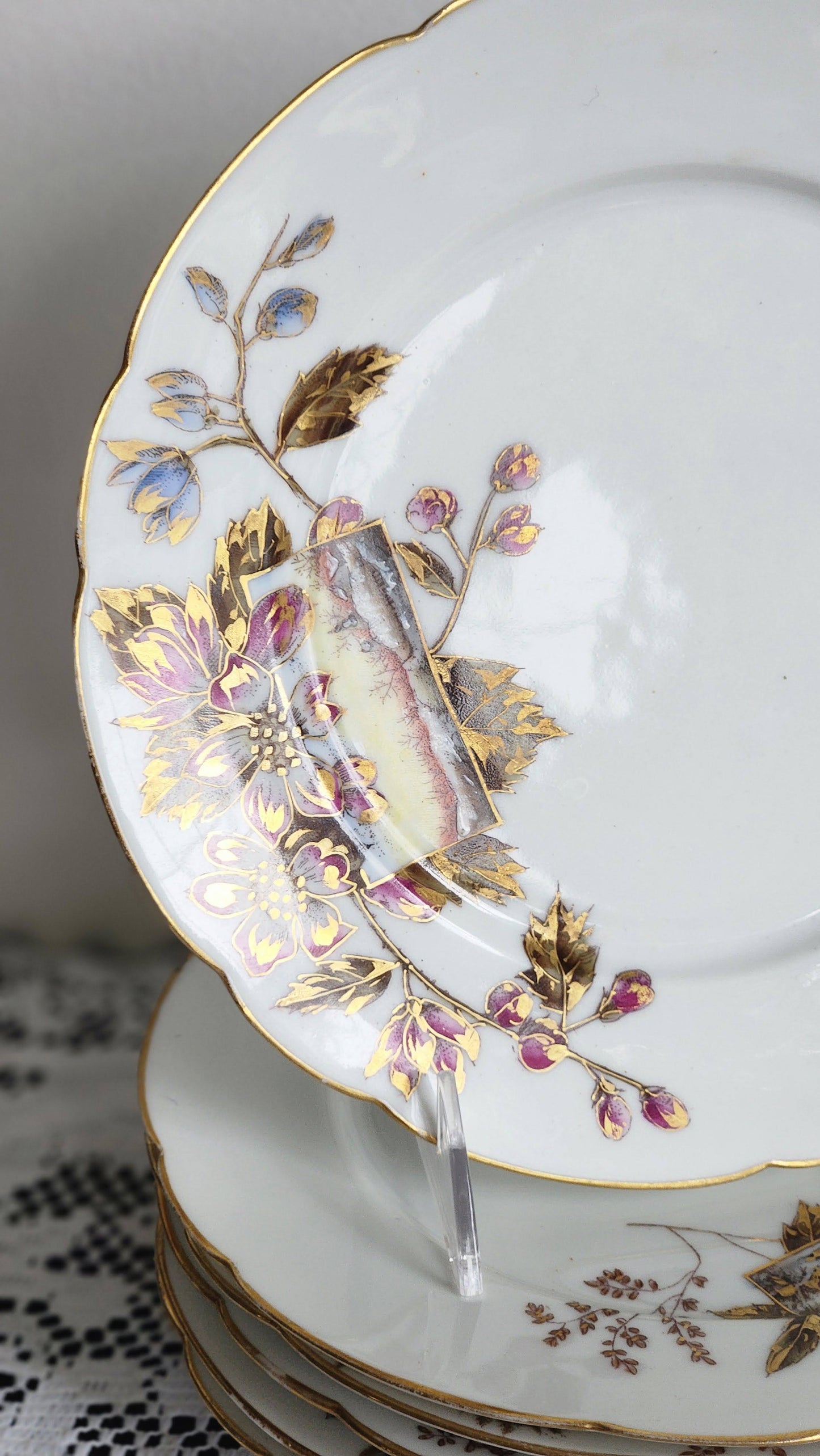 Set of 6 antique H. Delinieres Limoges dinner plates with gold rim and floral decoration, close up